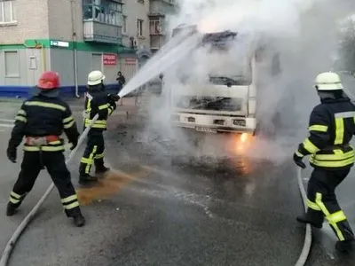 Посреди улицы в Броварах загорелся грузовик