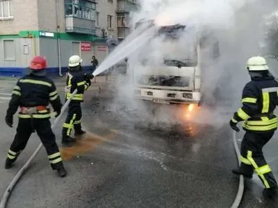 Посеред вулиці у Броварах загорілася вантажівка