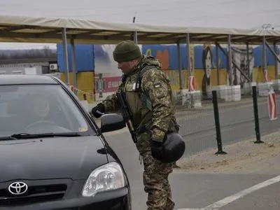 На Донбасі у чергах на КПВВ застрягли понад 300 автомобілів