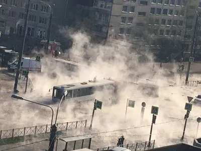 В России в горячую воду под асфальтом провалился автобус