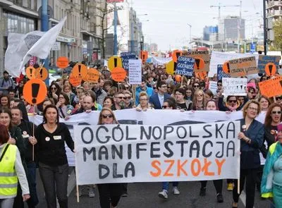У Польщі вирішили змінити освітній закон через протести вчителів