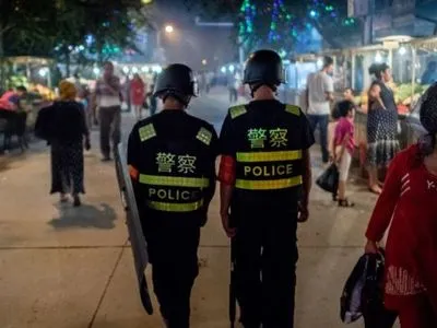 У Китаї затримано 221 особу за онлайн-торгівлю зброєю
