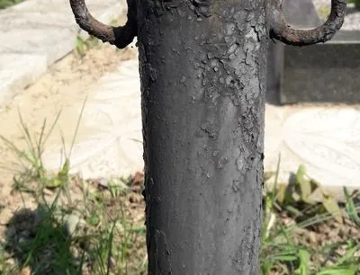 В Харьковской области мужчина украл металлическое ограждение из могилы и сдал на металлолом