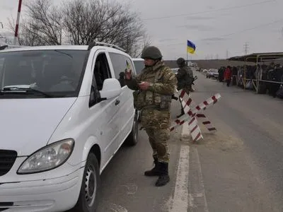 В очередях на КПВВ на Донбассе собрались почти 300 автомобилей