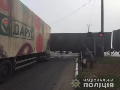 На переезде из-за неисправных тормозов грузовик столкнулся с локомотивом