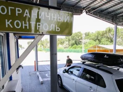 Пограничники РФ утверждают, что поток въезжающих в Крым через админграницу вырос вдвое