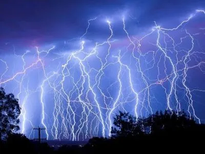 По Києву і області на Пасху оголосили штормове повідомлення: грози