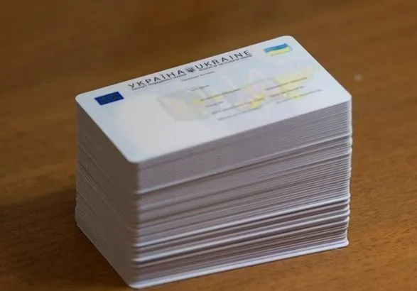 В Україні призупиняють видачу закордонних паспортів та ID-карток