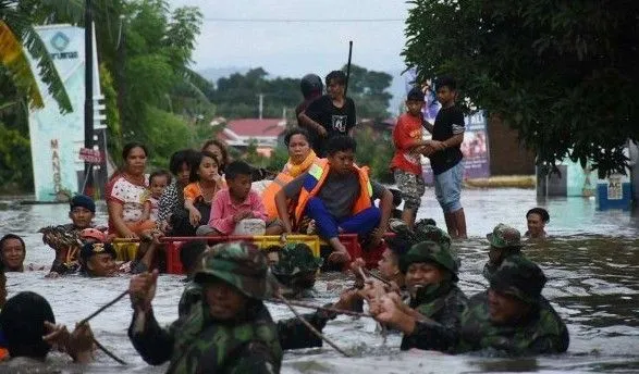 Около 20 человек погибли при наводнениях в Индонезии