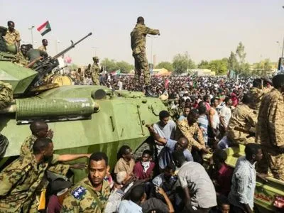 Військова рада Судану призупинила діяльність профспілок, які почали протести в країні