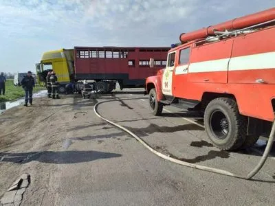 Рятувальники вилучили тіло загиблого із понівеченого авто на Кіровоградщині