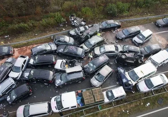 В Германии из-за града на трассе столкнулось более 50 автомобилей