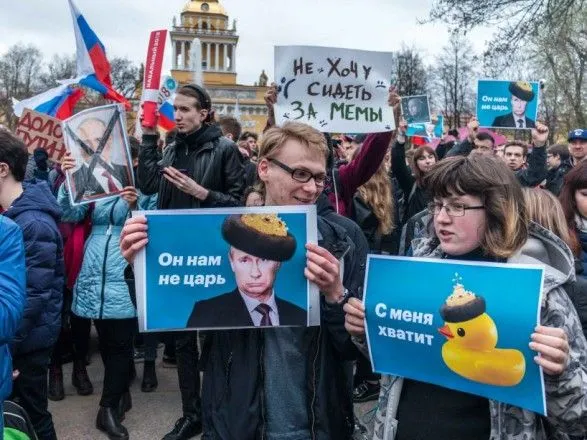 В Росії студента оштрафували на 150 тисяч рублів за участь в акції “Він нам не цар”