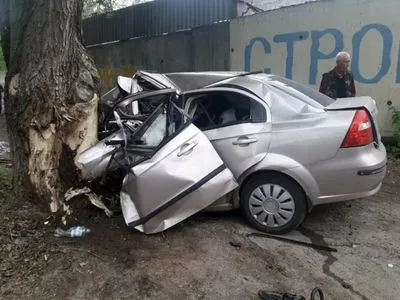 В Днепре автомобиль врезался в дерево, водитель погиб