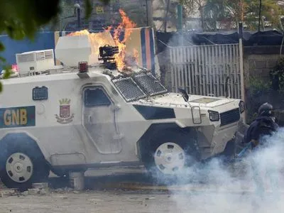 Бронемашина Нацгвардии въехала в группу протестующих в столице Венесуэлы