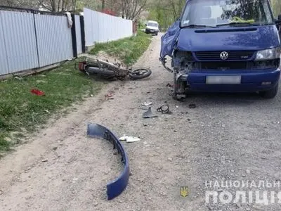 У Чернівецькій області мікроавтобус влетів у мотоцикл, є травмовані