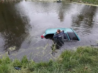 В Киевской области спасатели вытащили автомобиль из пруда