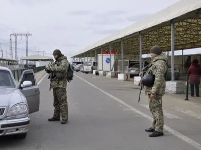 В очередях на КПВВ на Донбассе собрались почти 200 автомобилей
