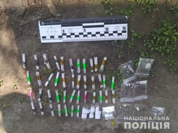 Киевлянин выбросил из окна квартиры наркотики во время обыска