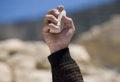 В Запорожье мужчина бросал камни в "скорую"