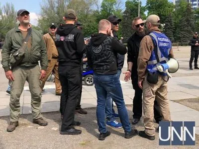 Возле Дома профсоюзов в Одессе поспорили из-за символики