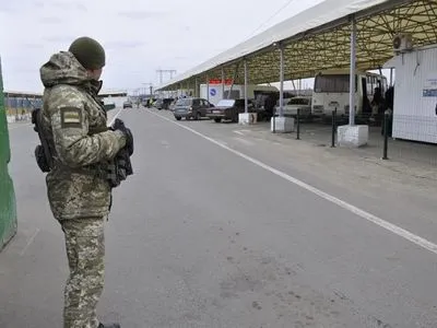 У чергах на КПВВ на Донбасі зібралися майже 200 автомобілів