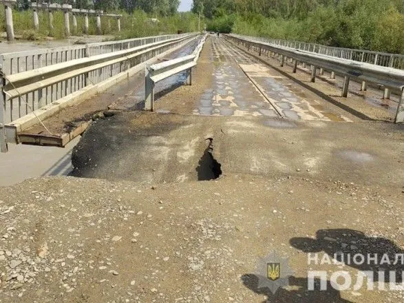 На Буковине непогода повредила мост, соединяющий два района