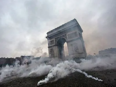 В Париже полностью восстановят Триумфальную арку