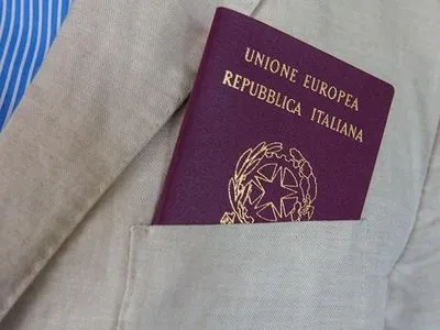 Иностранка купила поддельный паспорт за 15 тыс. фунтов стерлингов