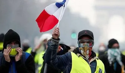 Во Франции во время протестов собрались около 19 тысяч "желтых жилетов"