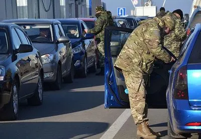 В очередях на КПВВ на Донбассе собрались более 300 автомобилей