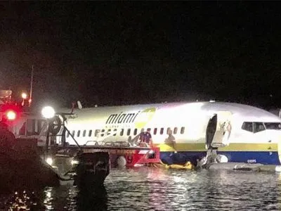 У Флориді Boeing 737 після приземлення впав у річку