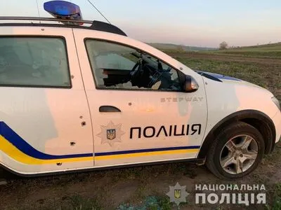На Одещині поліція розшукує чоловіка, який обстріляв авто з поліцейським