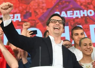 Порошенко поздравил Пендаровского с победой на выборах президента Северной Македонии