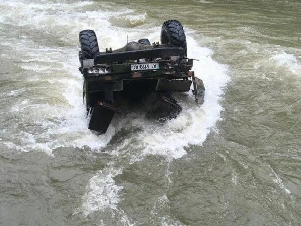 В результате падения в реку автомобиля с туристами на Прикарпатье погибли 3 человека