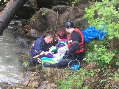 Автомобиль с туристами упал в реку на Прикарпатье
