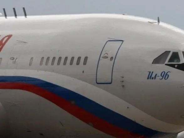 Самолет съехал со взлетной полосы в российском аэропорту