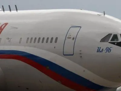 Літак з'їхав зі злітної смуги в російському аеропорту