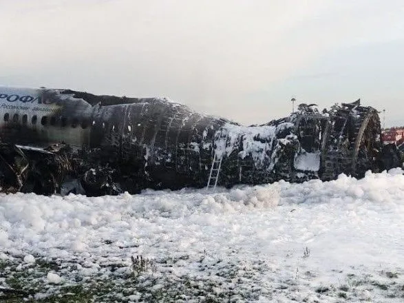 Найдены два "черных ящика" сгоревшего в РФ самолета
