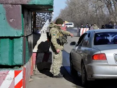 В очередях на КПВВ на Донбассе собрались 200 автомобилей