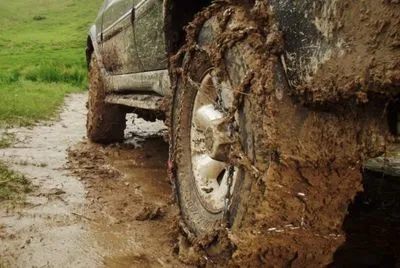 В Черкасской области автомобиль посла Канады застрял в грязи