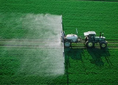 На сегодня на территории Украины находится 8300 тонн непригодных агрохимикатов