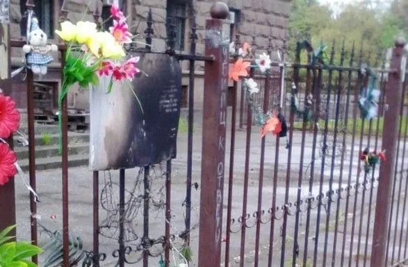 Неизвестные подожгли цветы и таблички на Куликовом поле в Одессе