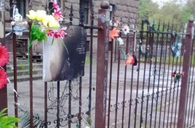 Невідомі підпалили квіти та таблички на Куликовому полі в Одесі