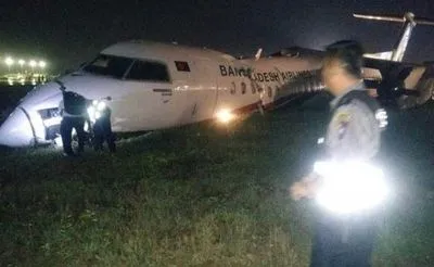 В аеропорту М'янми літак зійшов зі злітно-посадкової смуги
