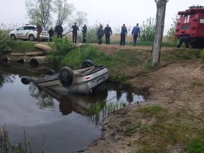 На Кіровоградщині автівка впала з мосту, водій загинув