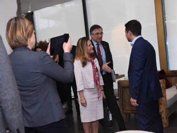 Зеленський обговорив з головою МЗС Канади боротьбу з корупцією та Донбас