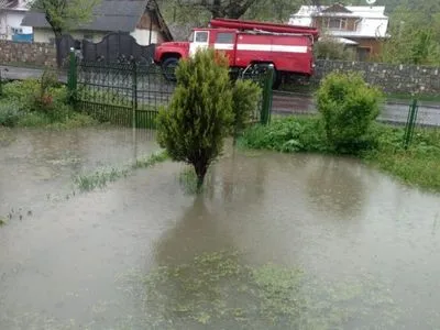 На Прикарпатье дожди подтопили почти полсотни частных хозяйств и повредили мост