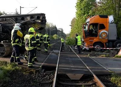 В Германии поезд столкнулся с грузовиком, более десятка пострадавших