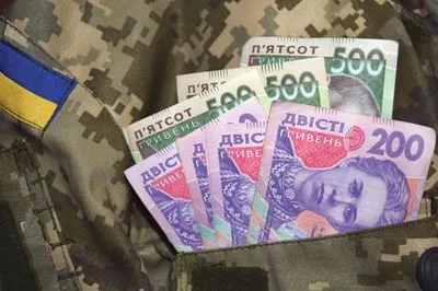 Полторак подписал указ об увеличении зарплат военным в ООС